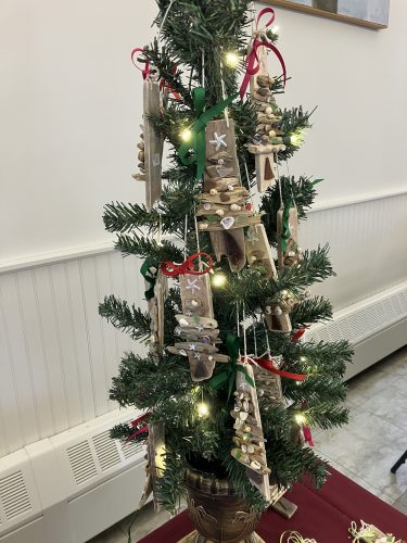 2023-holly-fair-driftwood-tree-ornaments