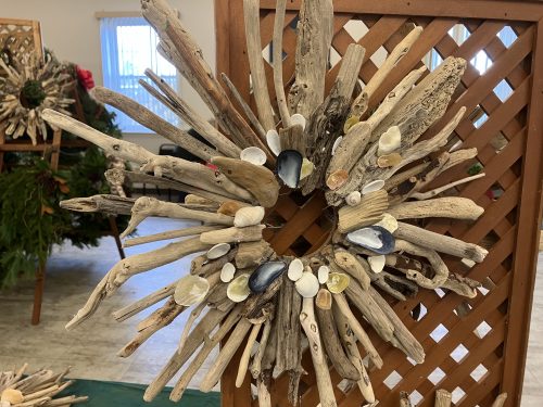 2023-holly-fair-driftwood-shells-wreath