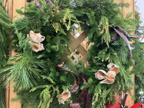 2023-holly-fair-seashell-wreath