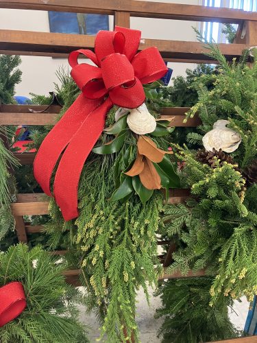 2023-holly-fair-wreath-with-bow